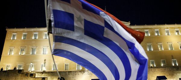 Bandera de Grecia frente al Parlamento en Atenas - Sputnik Mundo