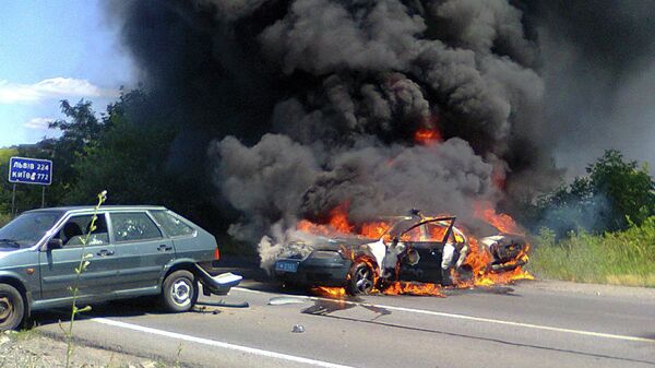 Two police cars on fire are seen at the site of unrest in Mukhachevo, Western Ukraine, Saturday, July 11, 2015 - Sputnik Mundo