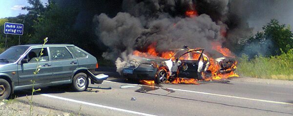 Two police cars on fire are seen at the site of unrest in Mukhachevo, Western Ukraine, Saturday, July 11, 2015 - Sputnik Mundo