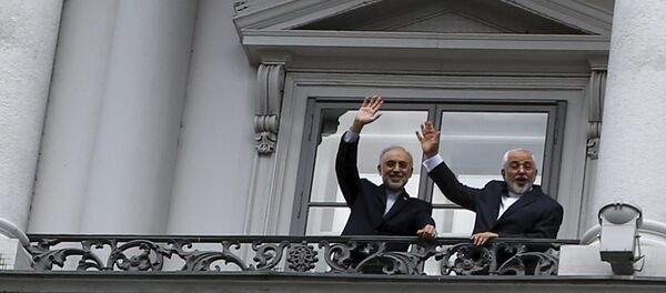 El canciller iraní, Javad Zarif (dcha.), y el ministro de la Energía Atómica de Irán, Akbar Salehi - Sputnik Mundo