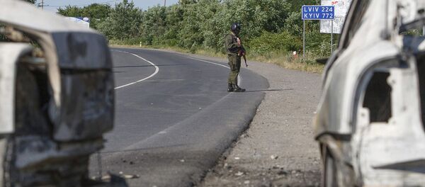 Un militar del Ministerio del Interior tras un tiroteo en Mukachevo Un militar del Ministerio del Interior tras un tiroteo en Mukachevo - Sputnik Mundo