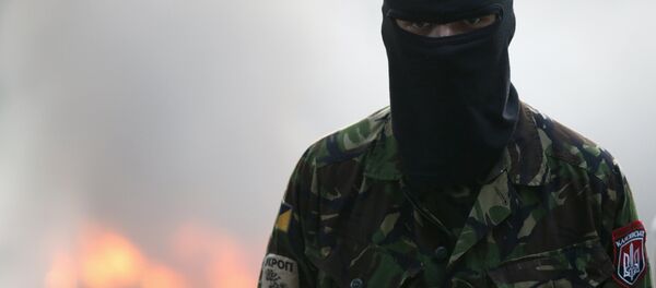 Militante del movimiento Pravy Sektor en Mukáchevo - Sputnik Mundo