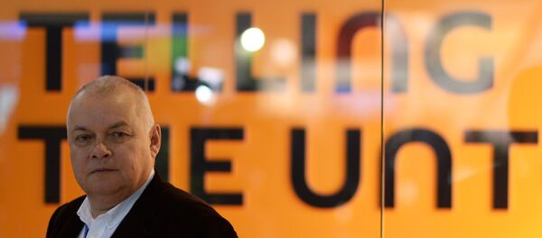 Director de la agencia de noticias Rossiya Segodnya, Dmitri Kiseliov, cerca pabellón de agencia de noticias Rossiya Segodnya - Sputnik Mundo