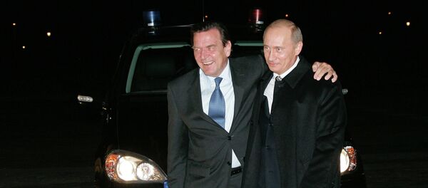 Excanciller de Alemania,  Gerhard Schröder, y presidente de Rusia, Vladímir Putin (archivo) - Sputnik Mundo