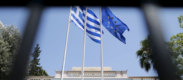 Las banderas de Grecia y de UE en Atenas, Grecia (archivo) - Sputnik Mundo