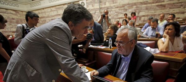 Euclides Tsakalotos, ministro de Finanzas de Grecia, y Yannis Dragasakis, primer viceministro de Grecia, durante la sesión del partido Syriza en el parlamento en Atenas, Grecia, el 10 de julio, 2015 - Sputnik Mundo