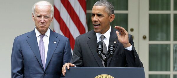 U.S. President Barack Obama (R) delivers remarks next to Vice President Joe Biden - Sputnik Mundo
