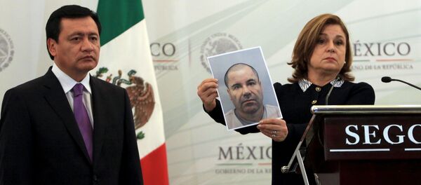 Secretario de Gobernación (Interior) de México Ángel Osorio Chong y Procuradora General de la República Arely Gómez con una foto del Joaquín el 'Chapo' Guzmán - Sputnik Mundo