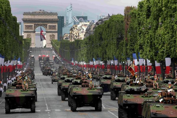 Desfile militar por el Día de la Toma de la Bastilla - Sputnik Mundo