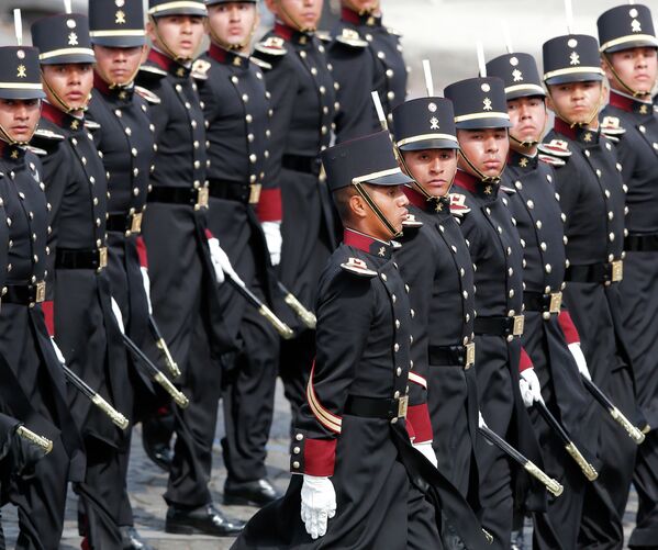 Desfile militar por el Día de la Toma de la Bastilla - Sputnik Mundo