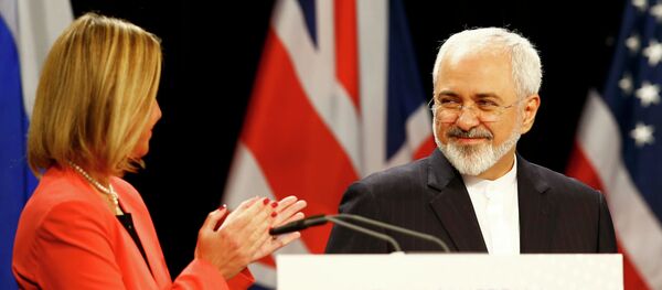Federica Mogherini (izda.) y ministro de Asuntos Exteriores de Irán, Mohamad Yavad Zarif - Sputnik Mundo
