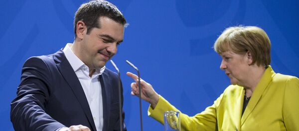 Primer ministro de Grecia, Alexis Tsipras y canciller de Alemania, Angela Merkel (Archivo) - Sputnik Mundo