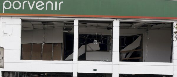 Policías trabajan en un lugar de explosión en la oficina del fondo de pensiones 'Porvenir', en el centro de Bogotá - Sputnik Mundo