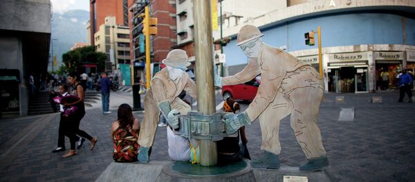 Una escultura de trabajadores petroleros en una calle de Caracas, Venezuela - Sputnik Mundo