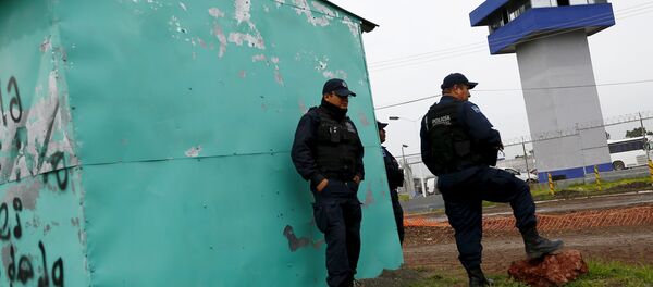 Policías están fuera de la Penitenciaría Federal Altiplano, de  dónde narcotraficante Joaquín el 'Chapo' Guzmán escapó - Sputnik Mundo