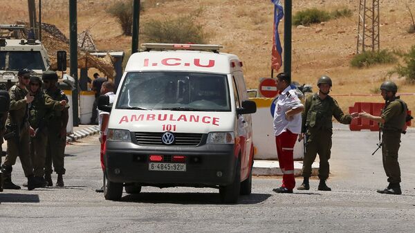 Soldados israelíes  al lado de ambulancia palestina (archivo) - Sputnik Mundo