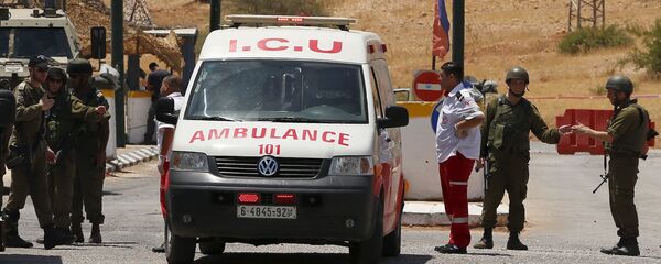 Soldados israelíes  al lado de ambulancia - Sputnik Mundo