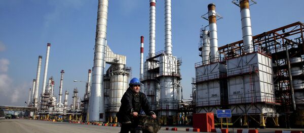 Una refinería de petróleo en Teherán - Sputnik Mundo