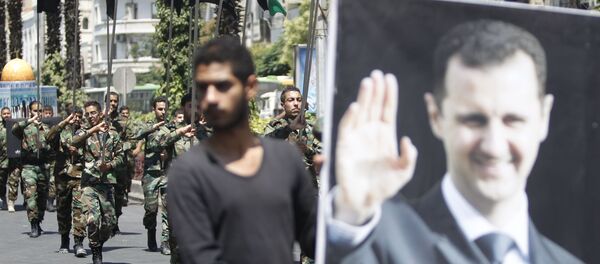 Bandera con el retrato de Bashar Asad, presidente de Siria - Sputnik Mundo