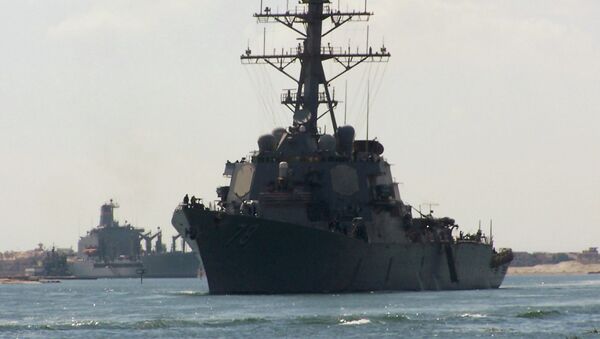 A picture taken on October 12, 2012 from the Egyptian port of Ismalia, 120 kilometers northeast of Cairo, shows US army destroyer USS Porter crossing the Suez Canal. - Sputnik Mundo