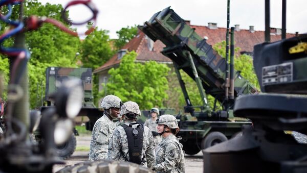 US soldiers stand on May 26, 2010 in front of a Patriot missile battery at an army base in the northern Polish town of Morag - Sputnik Mundo