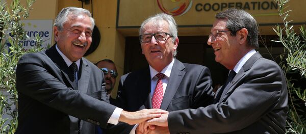 Líder de la comunidad turcochipriota, Mustafá Akinci (izda.), Jean-Claude Juncker y presidente de Chipre, Nikos Anastasiadis - Sputnik Mundo