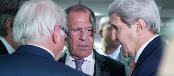 Ministro de Exterirores ruso, Serguéi Lavrov, su homólogo alemán Frank-Walter Steinmeier y secretario del Estado de EEUU, John Kerry - Sputnik Mundo