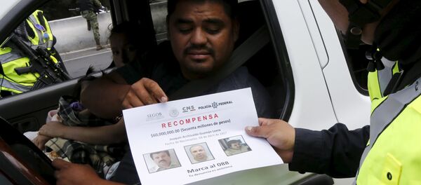 El folleto con fotos de Joaquín el 'Chapo' Guzmán - Sputnik Mundo