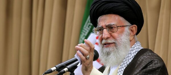 In this picture released by an official website of the office of the Iranian Supreme Leader on Tuesday, June 23, 2015, Supreme Leader Ayatollah Ali Khamenei addresses Iranian top officials in a mosque at his residence in Tehran, Iran. In this picture released by an official website of the office of the Iranian Supreme Leader on Tuesday, June 23, 2015, Supreme Leader Ayatollah Ali Khamenei addresses Iranian top officials in a mosque at his residence in Tehran, Iran. - Sputnik Mundo