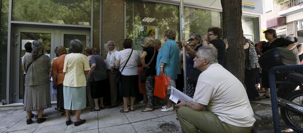 Сola frente a la entrada de sucursal de Banco Nacional en Atenas - Sputnik Mundo