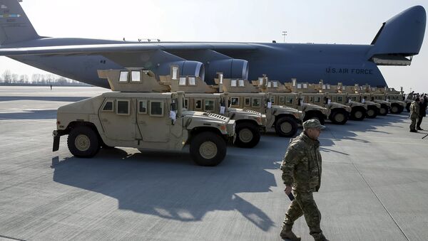 Soldados ucranianos participan en la ceremonia de bienvenida a primer avión con ayuda de EEUU trayendo lote de Humvee (archivo) - Sputnik Mundo