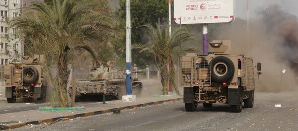 Vehículos militares de la resistencia del sur de Yemen en Adén, el 17 de julio, 2015 - Sputnik Mundo