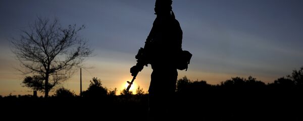 A serviceman of the Ukrainian Army's 95th Airborne Brigade in the town of Avdiivka in Donetsk region, Ukraine, July 19, 2015 - Sputnik Mundo