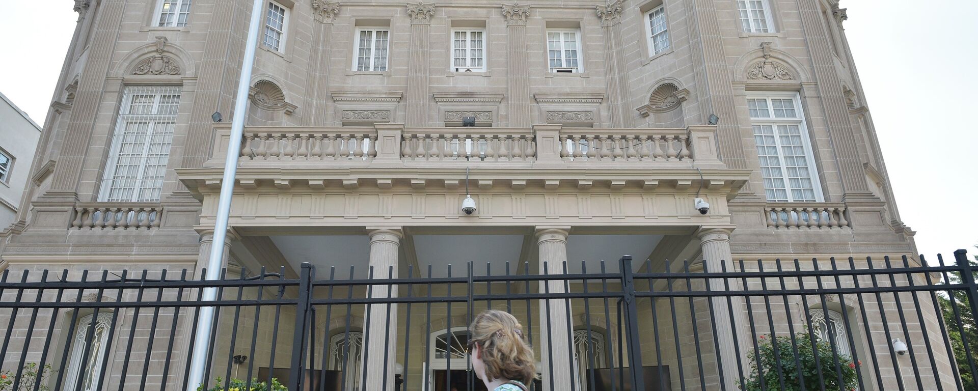 A pedestrian passes by the Cuba Interests Section on July 19, 2015 in Washington, DC - Sputnik Mundo, 1920, 25.09.2023