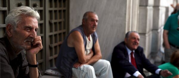 Gente espera fuera del Banco Nacional en Atenas, Grecia, el 20 de julio, 2015 Gente espera fuera del Banco Nacional en Atenas, Grecia, el 20 de julio, 2015 - Sputnik Mundo