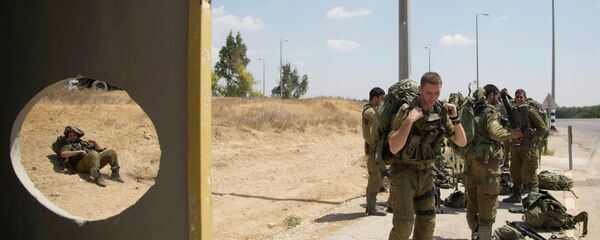 Soldados israelíes cerca de la frontera con la Franja de Gaza (Archivo) Soldados israelíes cerca de la frontera con la Franja de Gaza (Archivo) - Sputnik Mundo