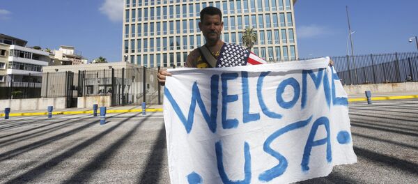 Un hombre con un toldo 'Bienvenido, EEUU' frente a la embajada de EEUU en Cuba - Sputnik Mundo