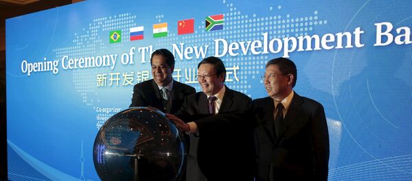 Presidente e Nuevo Banco de Desarollo, Kundapur Vaman Kamath, y ministro de Finanzas de China, Lou Jiwei, durante la ceremonia de apertura de NBD en Shanghái, China - Sputnik Mundo