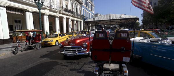 Taxi triciclo con la bandera de EEUU en La Habana - Sputnik Mundo