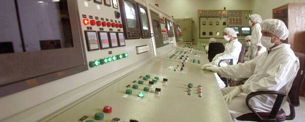 Técnicos de la Organización de Energía Atómica de Irán en la sala de control de la central nuclear de Isfahan (archivo) - Sputnik Mundo