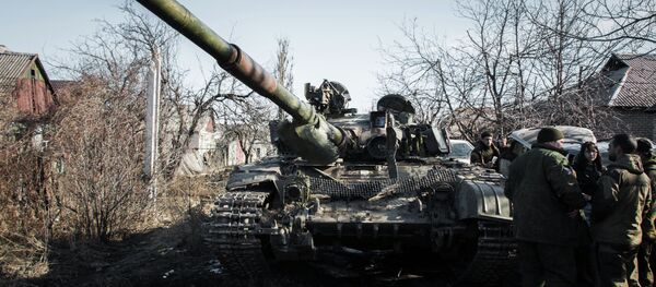Milicianos de RPD y el tanque de las Fuerzas Armadas de Ucrania (archivo) - Sputnik Mundo