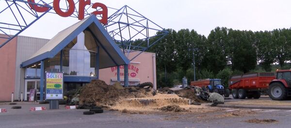 Agricultores franceses vuelcan residuos en las calles en una protesta antisupermercado - Sputnik Mundo
