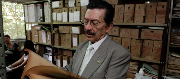 Un activista en derechos humanos de Paraguay analiza documentos relacionados con el Plan Cóndor - Sputnik Mundo