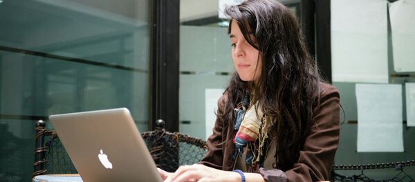 Una joven delante del ordenador portátil - Sputnik Mundo