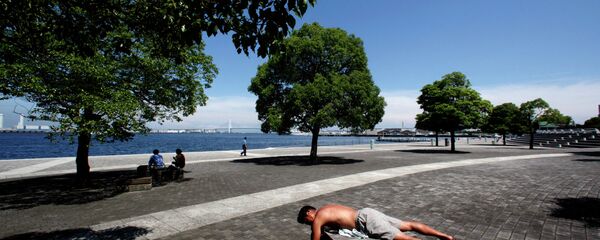 Un hombre japonés toma el sol en Yokohama - Sputnik Mundo