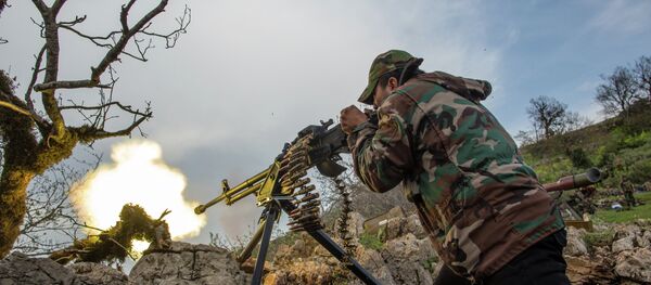 Soldado de Ejército de Siria dispara durante la batalla con los yihadistas - Sputnik Mundo