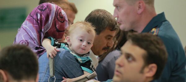 Personas evacuadas desde Siria en el aeropuerto de Domodédovo - Sputnik Mundo