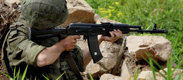 Militar con un fusil Kalashnikov - Sputnik Mundo