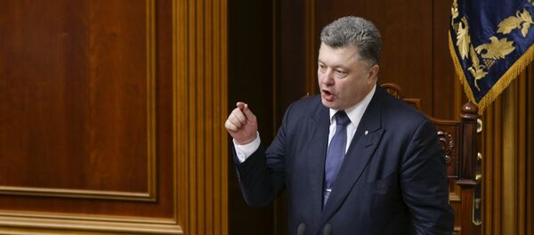 Ukrainian President Petro Poroshenko addresses deputies before voting for a draft law with changes in the constitution on decentralizing power at the parliament in Kiev, Ukraine, July 16, 2015 Ukrainian President Petro Poroshenko addresses deputies before voting for a draft law with changes in the constitution on decentralizing power at the parliament in Kiev, Ukraine, July 16, 2015 - Sputnik Mundo