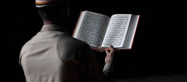 Musulmán leyendo el Corán (imagen referencial) - Sputnik Mundo